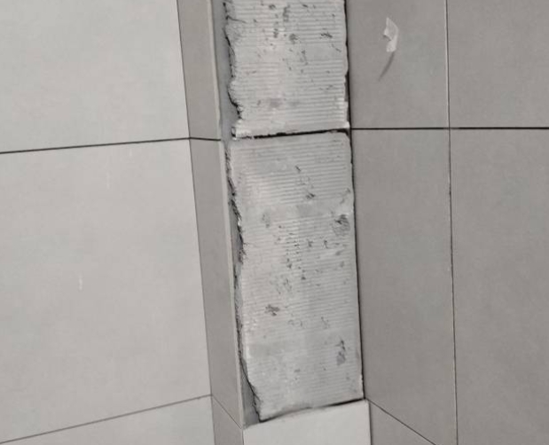 全南瓷砖空鼓维修公司分享下瓷砖施工前基层浇水润湿程度不足，可能导致以下问题