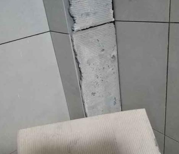 全南瓷砖空鼓维修公司分享下厨房瓷砖脱落的补救措施。